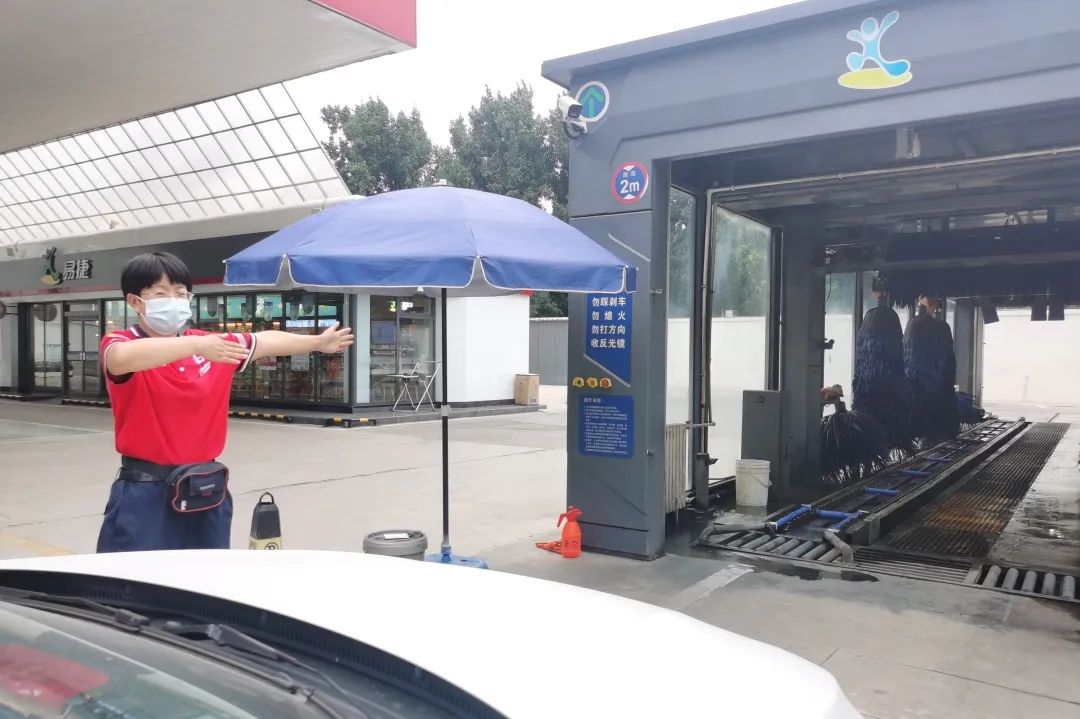 暴雨天雨水洗车,下暴雨免费洗车