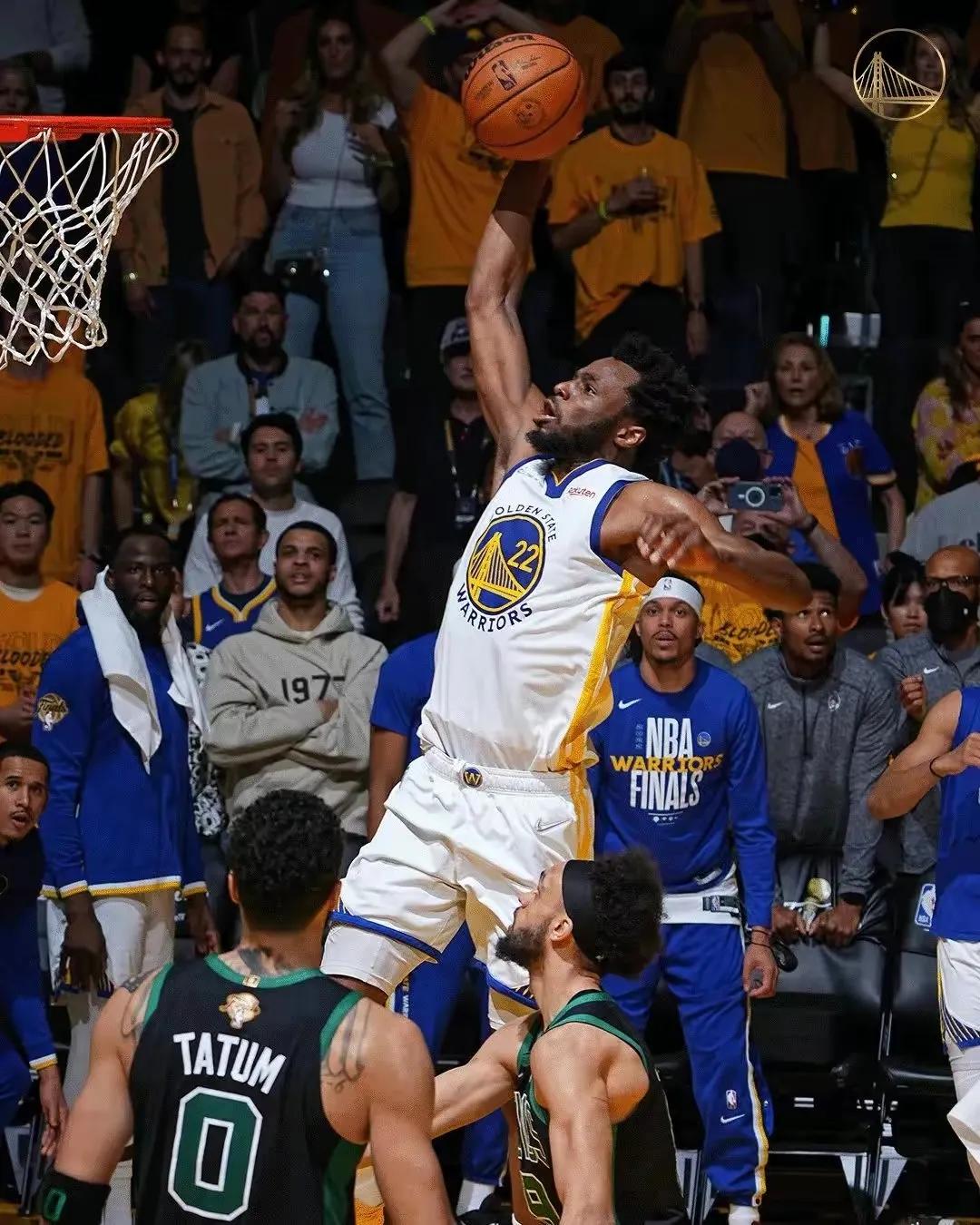 保温杯里泡红牛,枸杞兑红牛