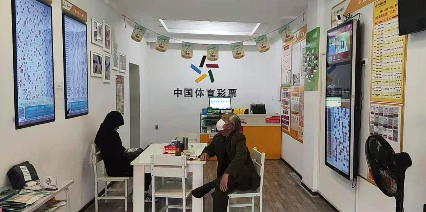 男子花12万买彩票没中要退款,男子打彩票未中奖要求彩票店退钱