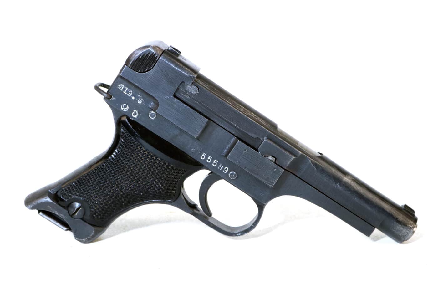 自杀都费劲的枪！日本手枪界的卧龙凤雏，南部十四式和他的兄弟