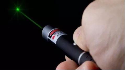 千万别和激光笔“对视”！13岁女孩只因看了一眼，眼底被灼伤