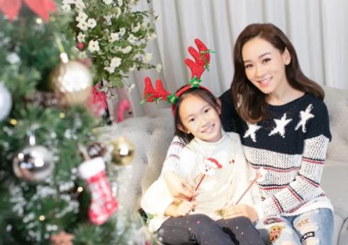 过气港姐冠军为赚钱“收费陪聊”?网友帮其说话:路人缘这么好?