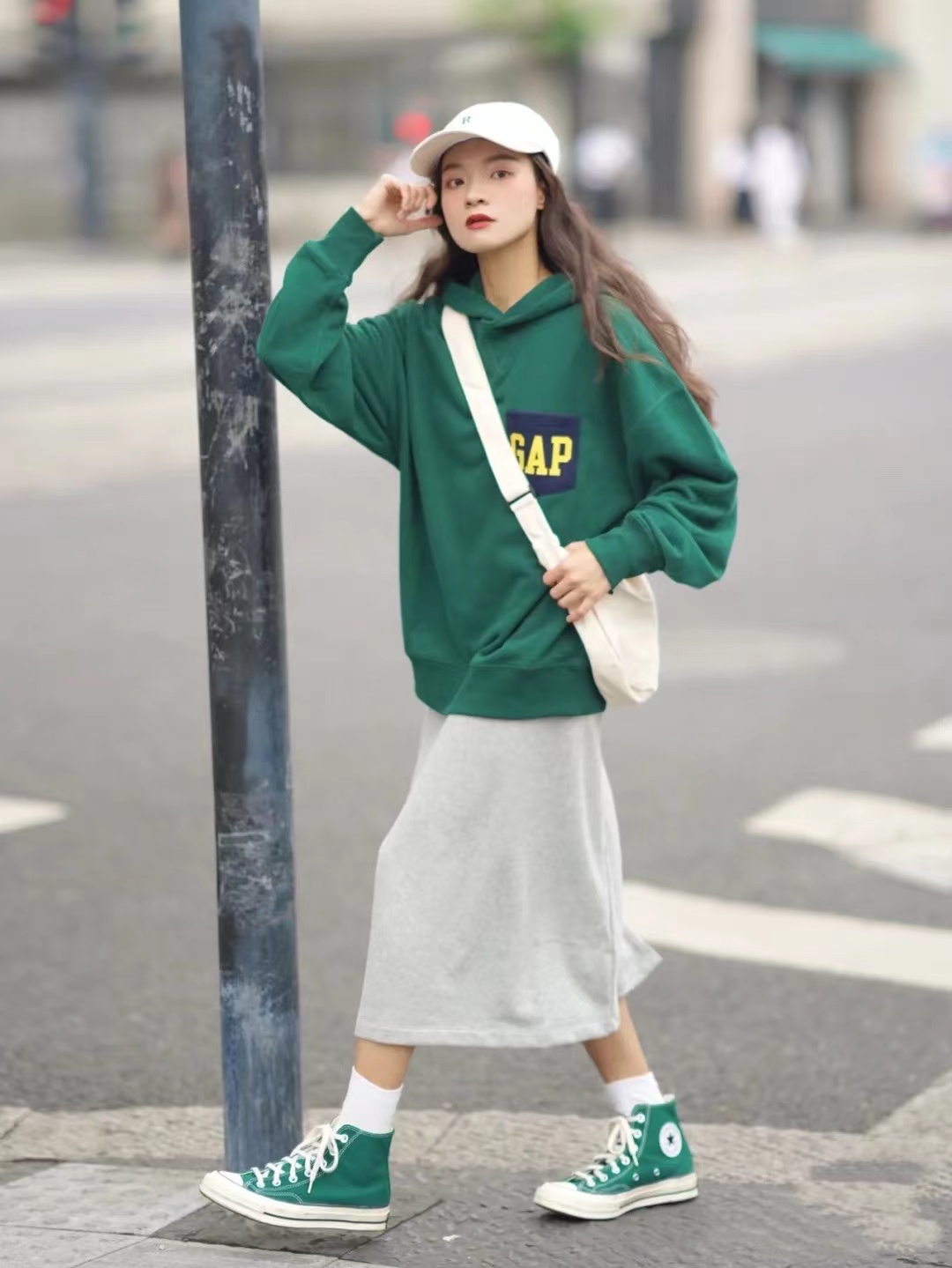 卫衣适合搭配什么样的衣服,卫衣是什么类