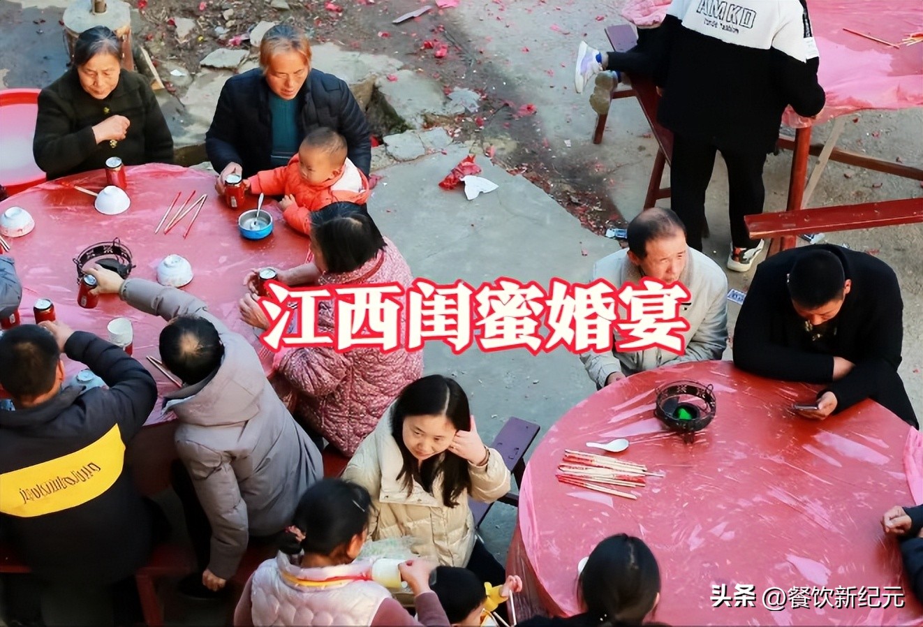 女子参加闺蜜婚宴随礼1000包辣条,女子偶遇婚宴随礼200元吃席