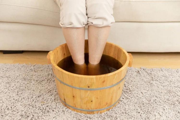 睡前艾叶生姜泡脚,睡前用艾叶泡脚对身体有什么好处