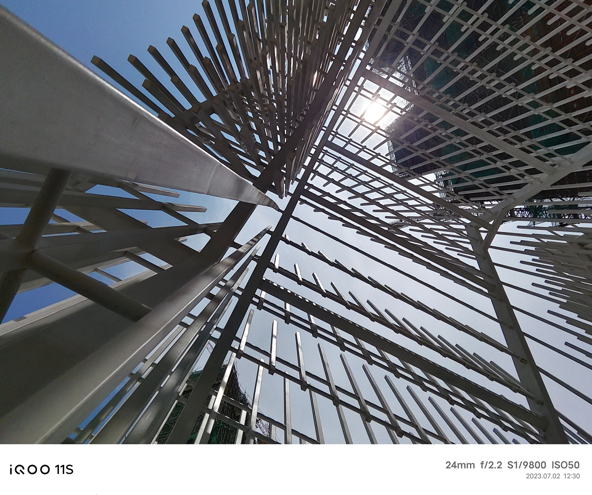 iQOO11S掀翻行业小饭桌，友谊小船真翻了：Super标准杯电竞旗舰