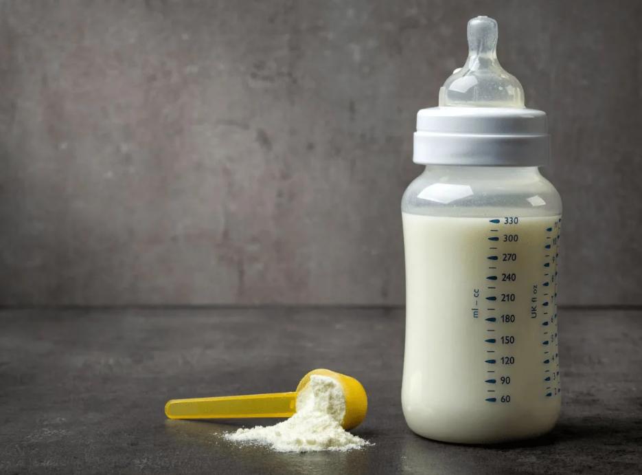 宝爸直接用热水冲奶粉被月嫂骂了，这才是正确的冲奶粉方式