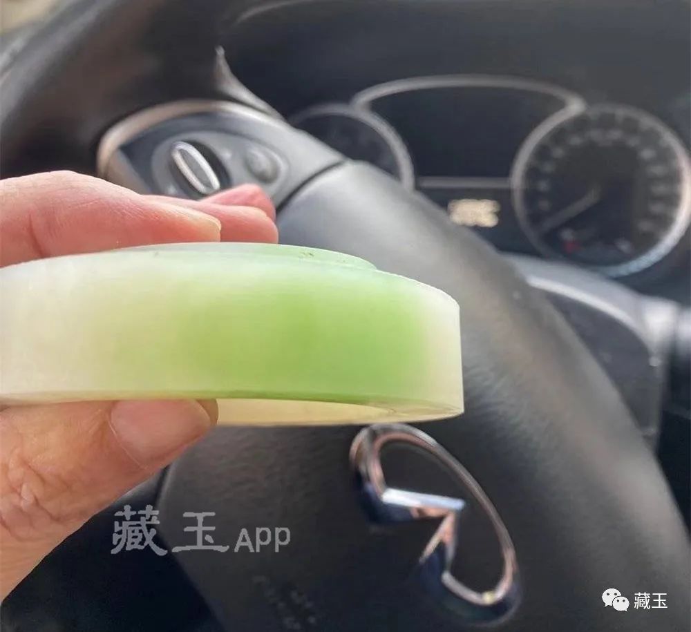 会跑色的玉石,什么样的翠青料是好玉料