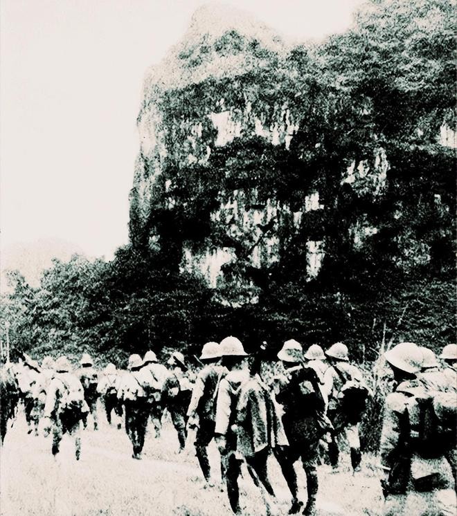 1944年，一支日军伪装成国军闯入湖南山村，5位妇女热情上前劳军