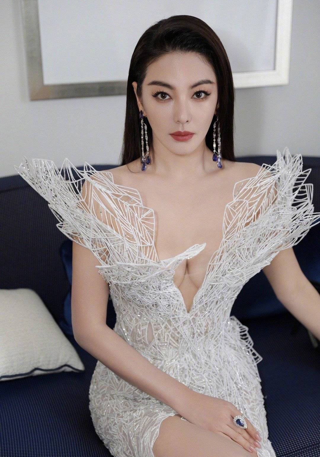 女星红毯被孤立有多尴尬,女星红毯衣着暴露引争议