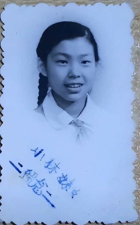 少女黑白老照片图文,老照片九十年代青春靓丽的女孩子