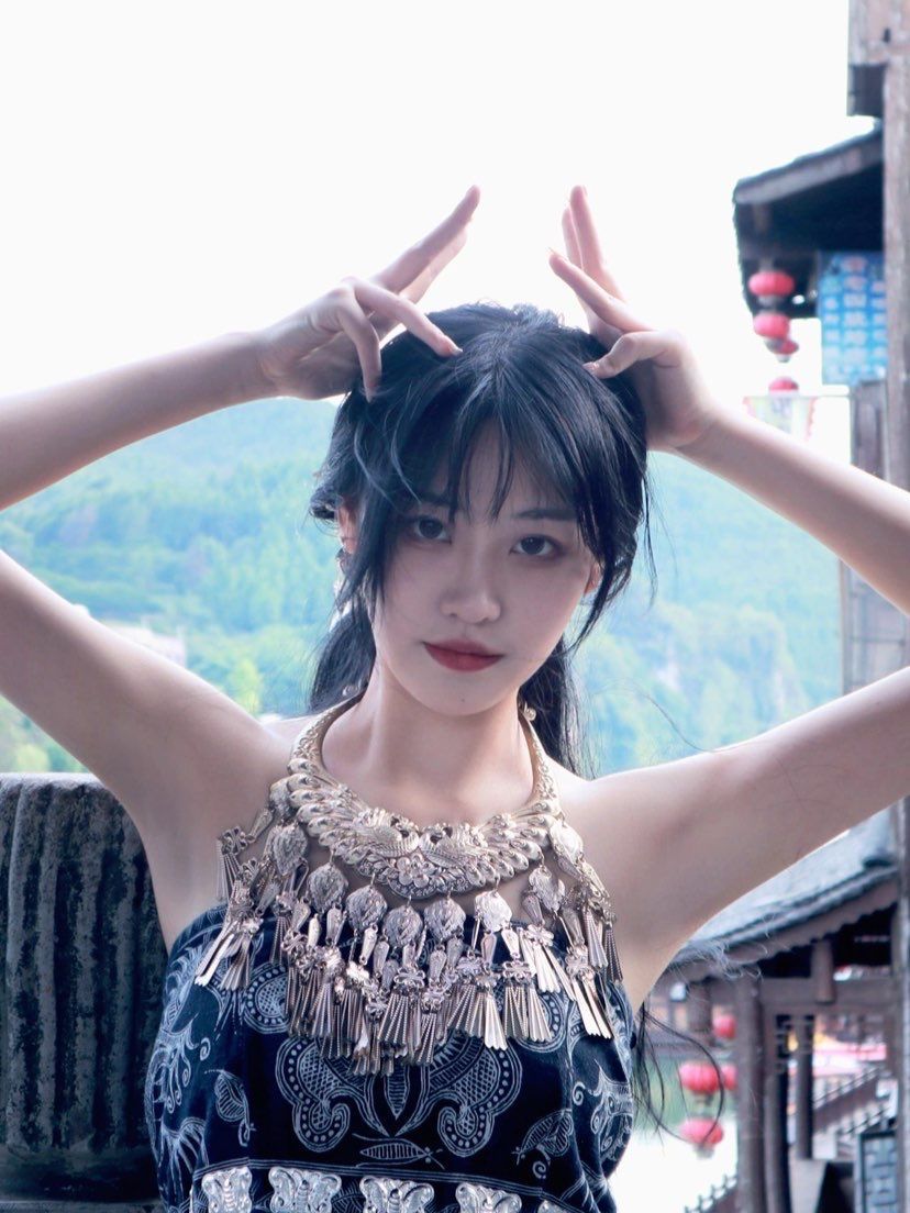 每个男孩子都应该有一个女朋友，如果你没有，那我就是