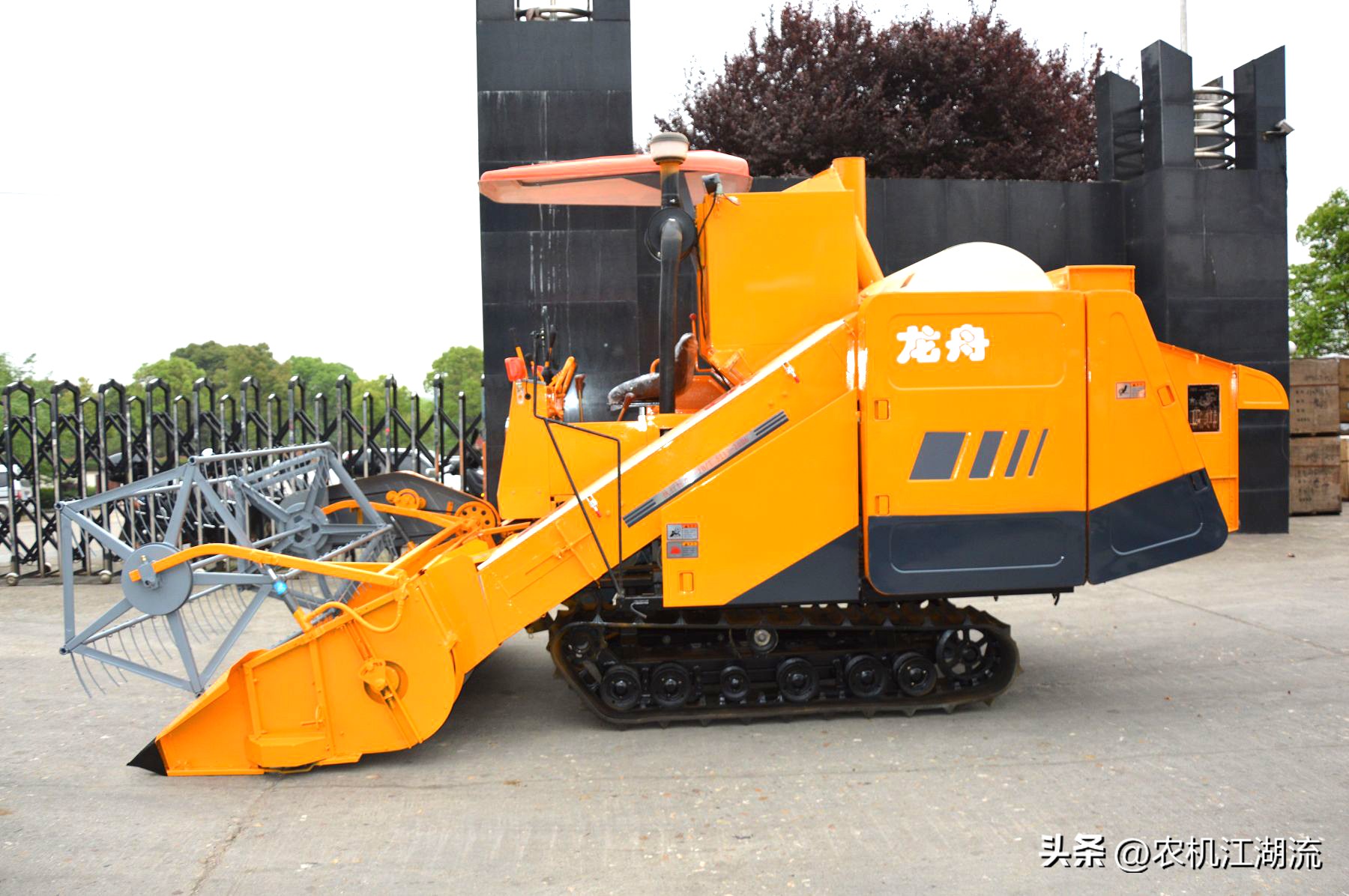 水稻收割机视频和介绍,大型水稻收割机的技术参数