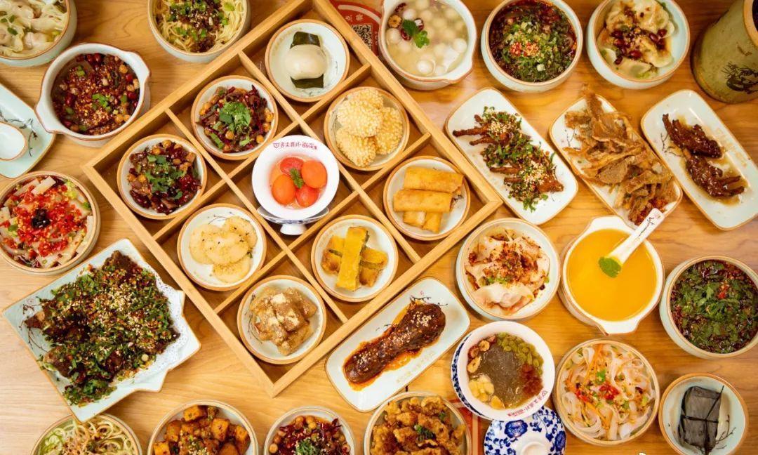 卑鄙龌龊老照片：*楼青**女子妖娆多姿，妇女露胸喂奶被孩子撕扯衣服