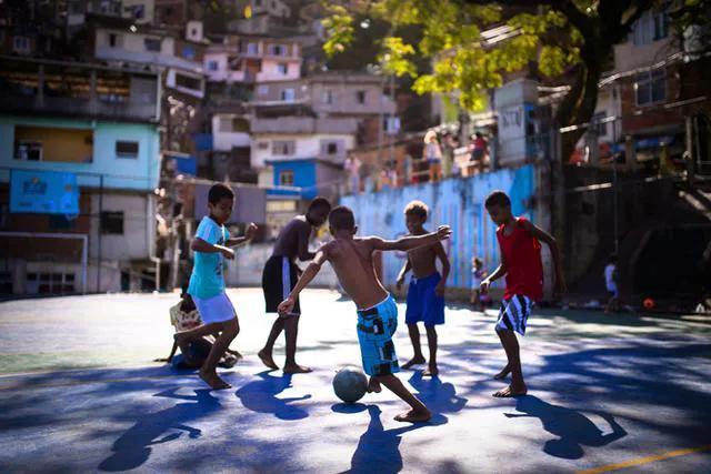 足球边前卫打法和思路,现代足球打法和以前足球对比