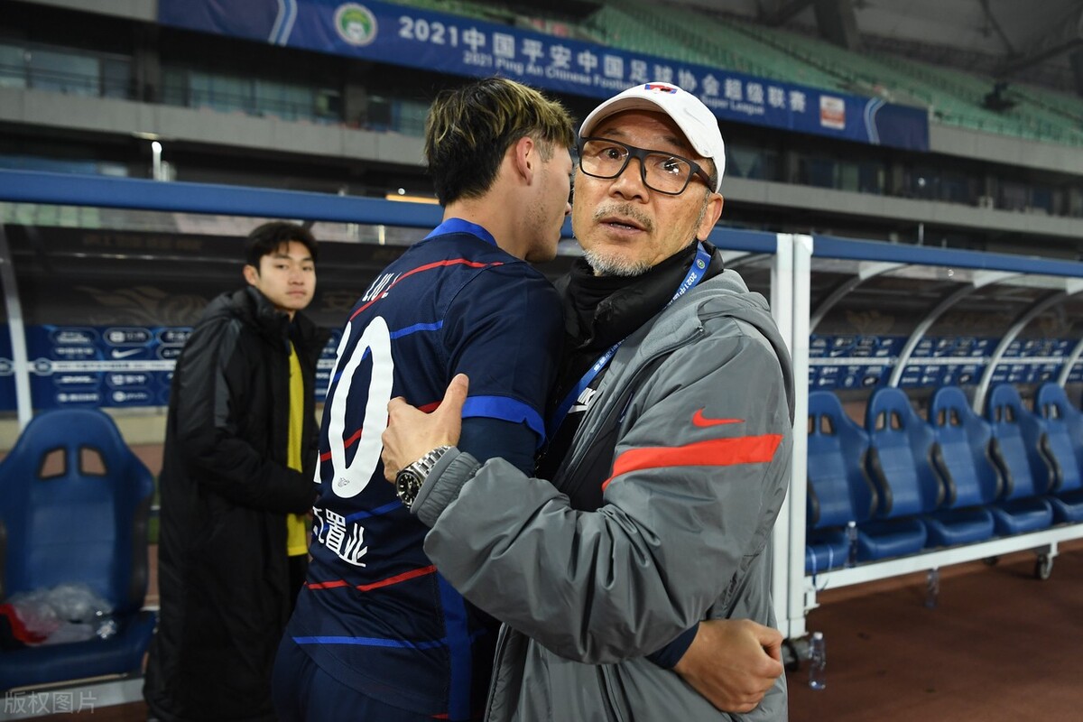 他是重庆队最受尊敬的主教练,球队长期欠薪,却依然能坚守到现在