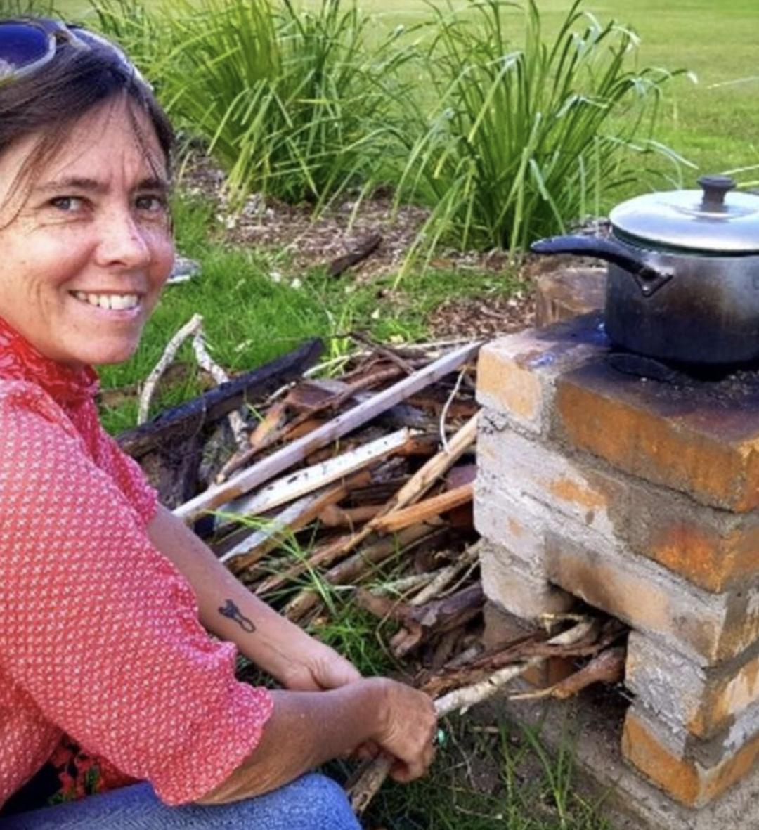 澳洲女“白嫖”一切靠打工换宿！8年不花过1分钱！都用别人剩下的