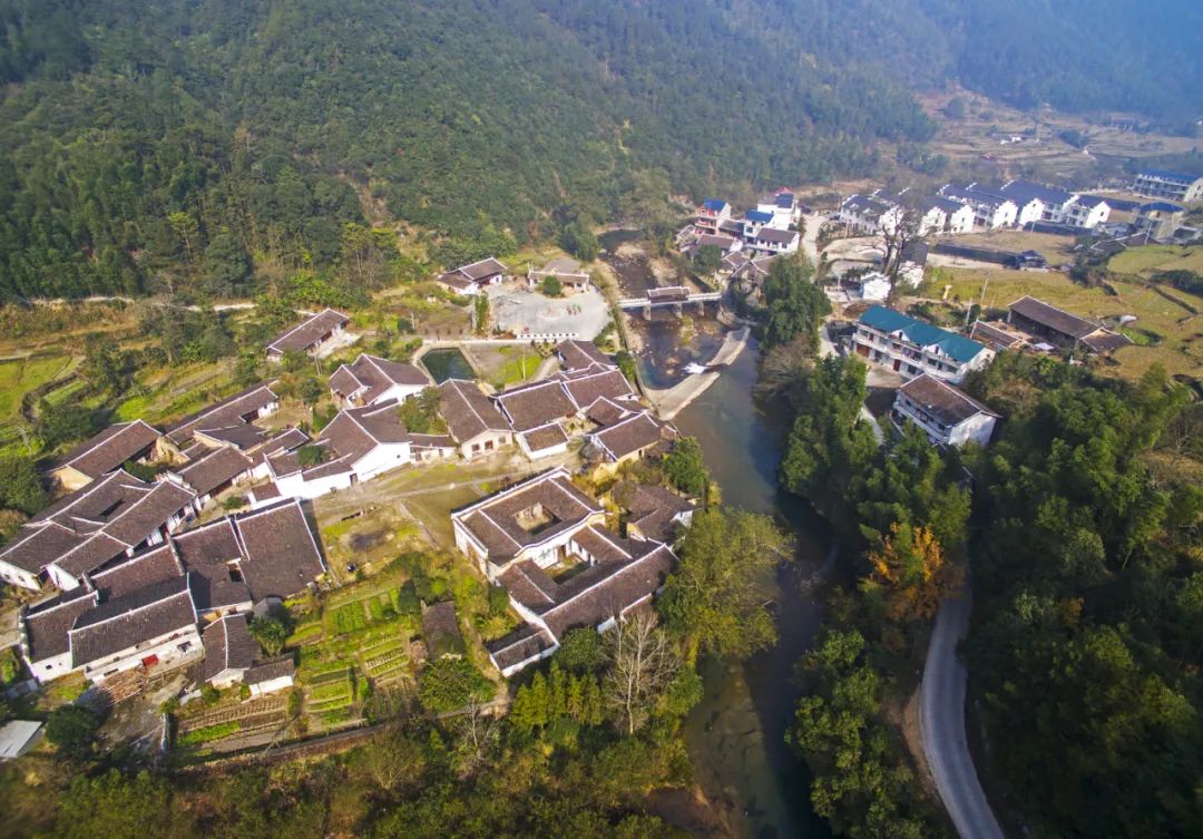 涓婇ザ閾呭北鐣叉棌椋庢儏,澶╀笅show