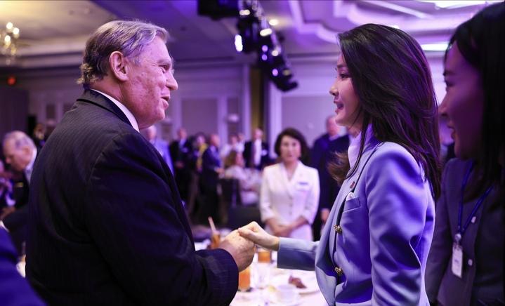 韩国第一夫人出访英国王室服装秀,韩国第一夫人美丽瞬间