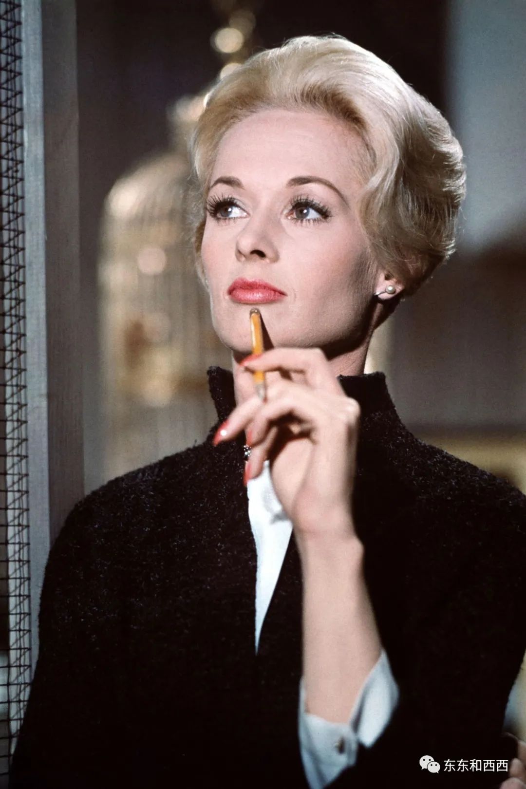 91岁养狮子走红毯拍奢侈品广告，这个优雅金发*物尤**太生猛了