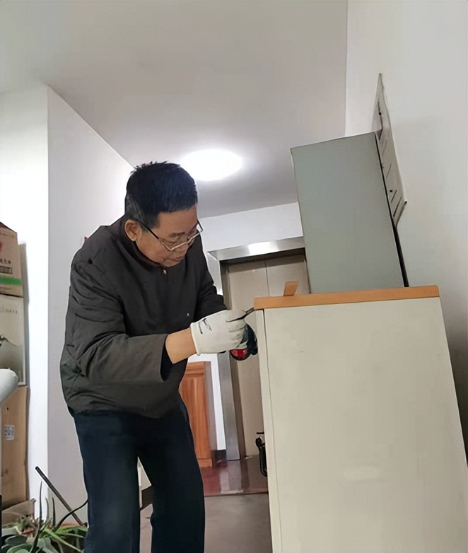 天有一双手——记军休干部吴建德义务为民服务11年