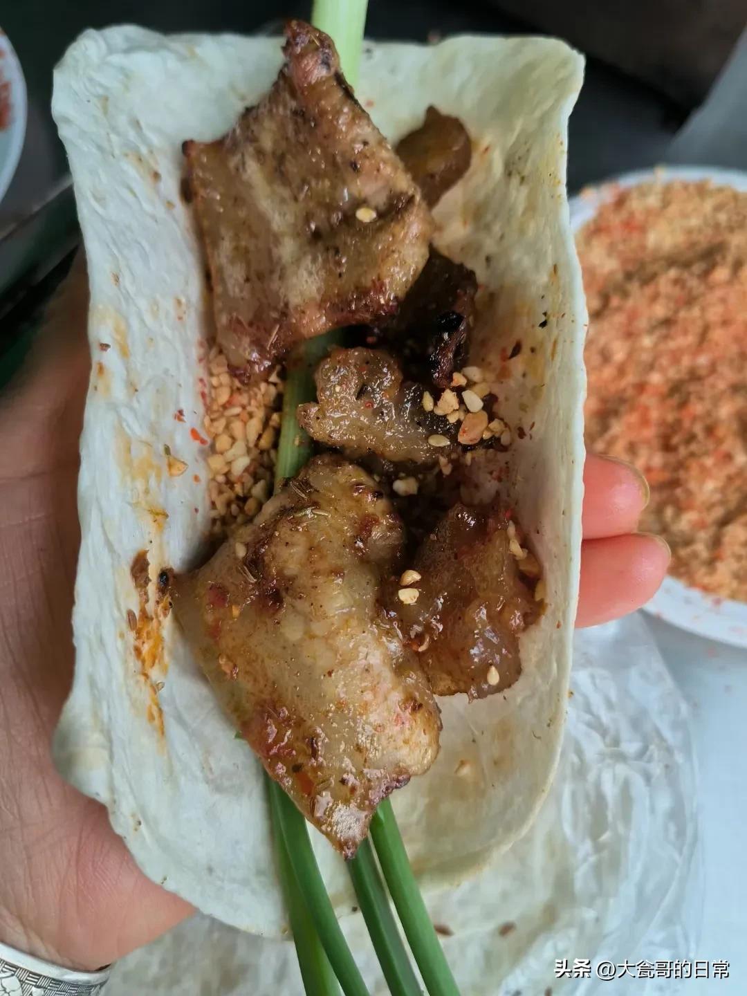 淄博烧烤大学生重返淄博视频,淄博烧烤再度火爆出圈一看就想吃