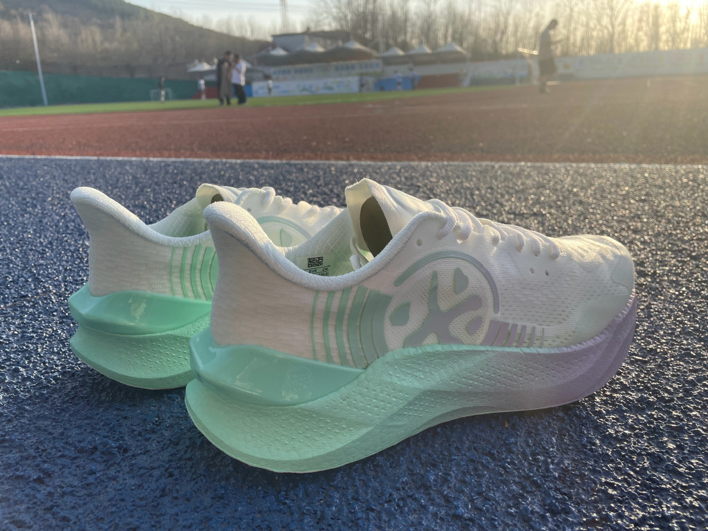 耐克阿迪真的不如四大跑鞋吗,阿迪跟耐克的跑鞋谁质量更好