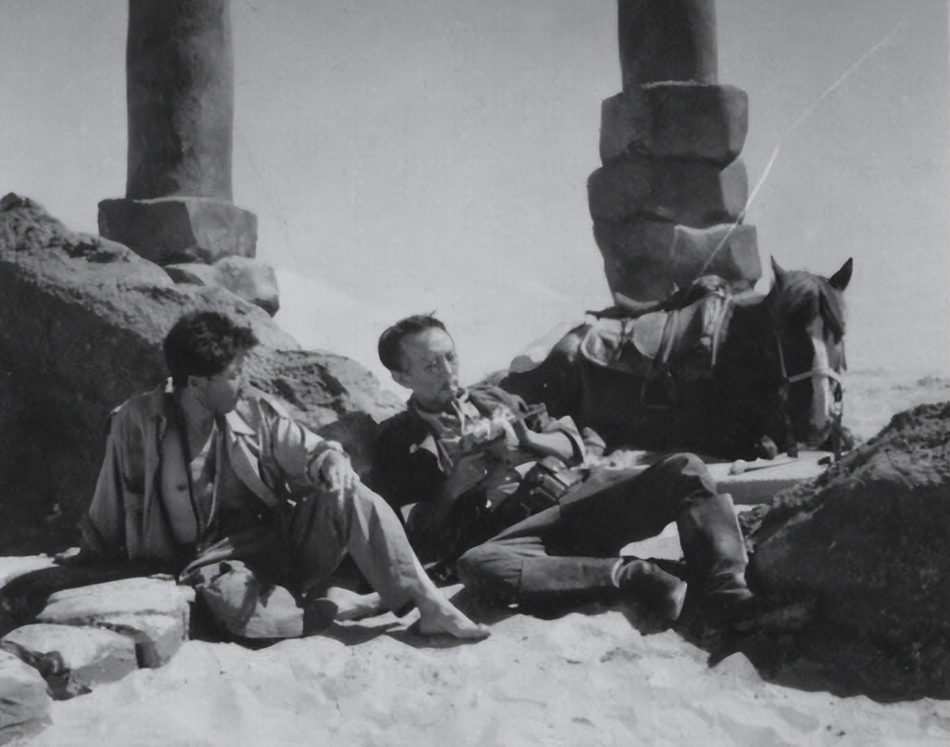 解放前夕，哈密银行遭叛匪洗劫；价值连城的财宝，装满九卡车