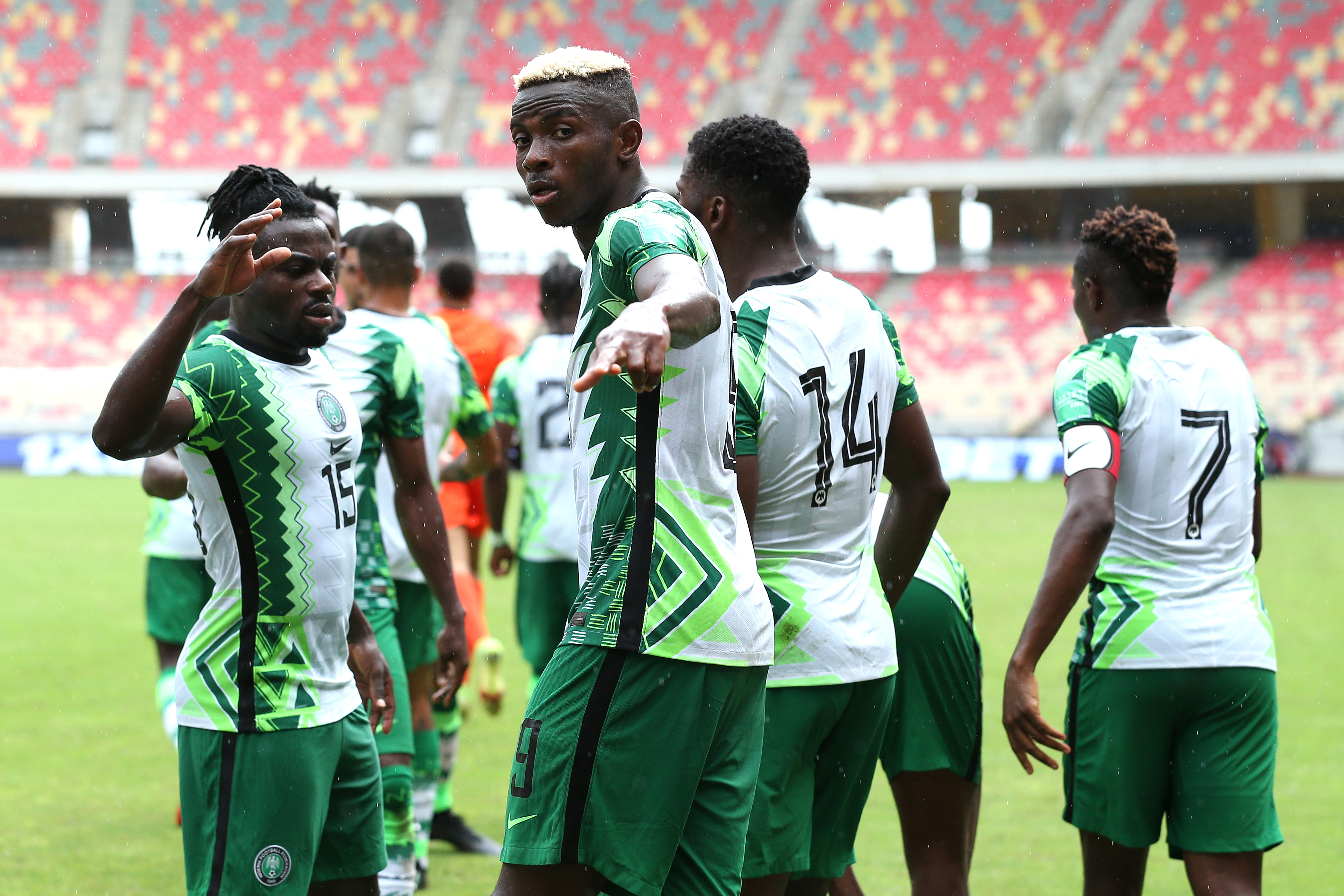 10-0狂胜!非洲3冠王踢疯了:6500万巨星造6球,77年纪录诞生