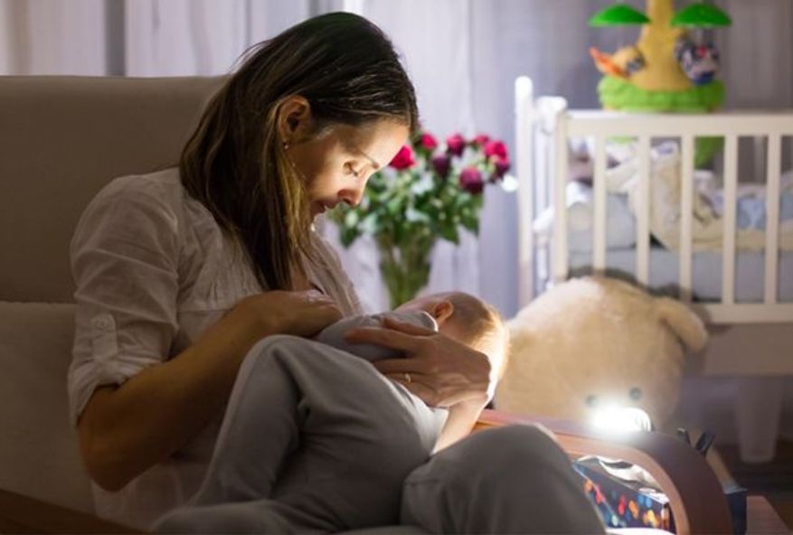 奶睡哭闹怎么办,怎么让宝宝适应奶奶哄睡