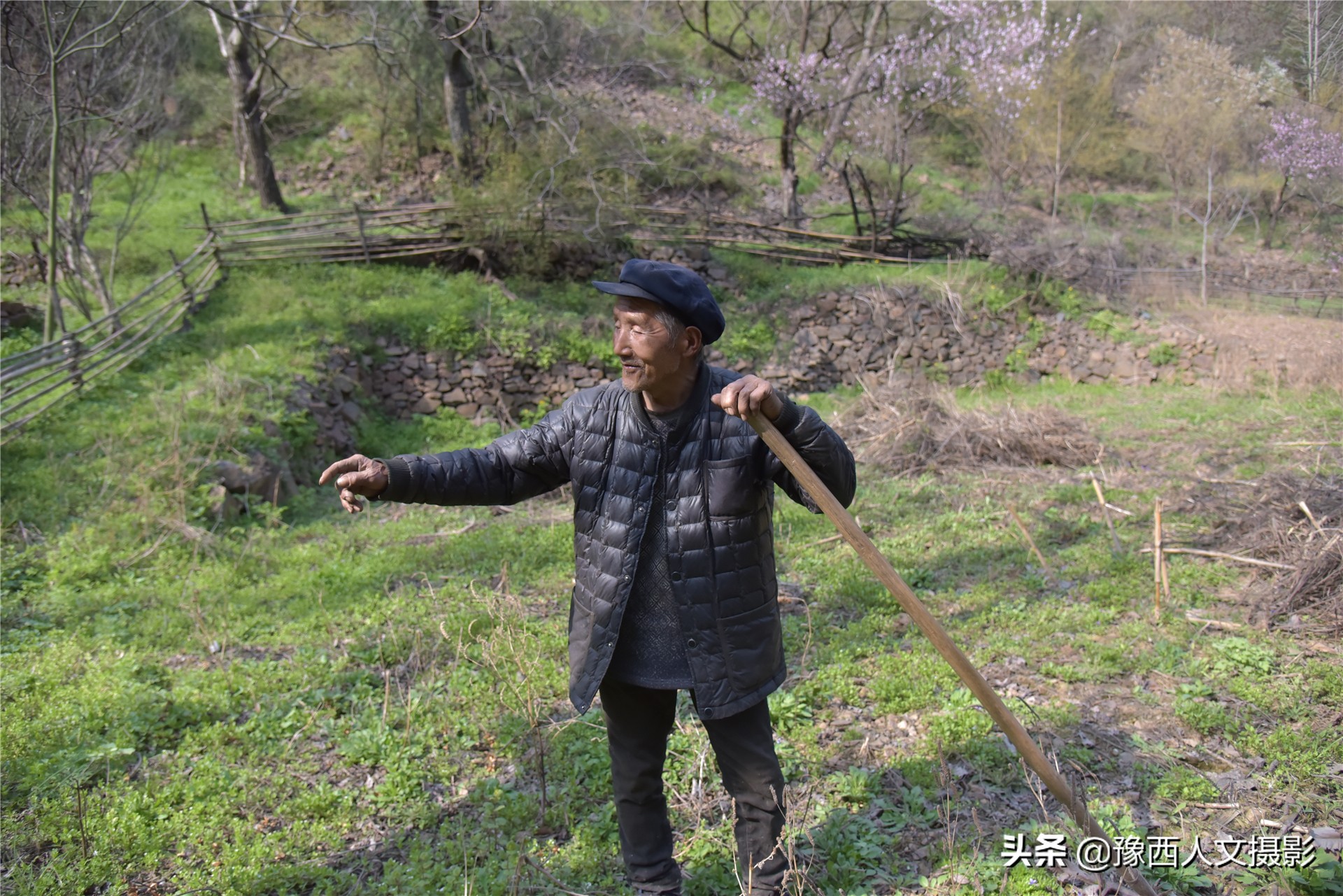 74岁大叔住深山不见人，天天跟老伴儿“捉迷藏”，买一袋盐吃半年