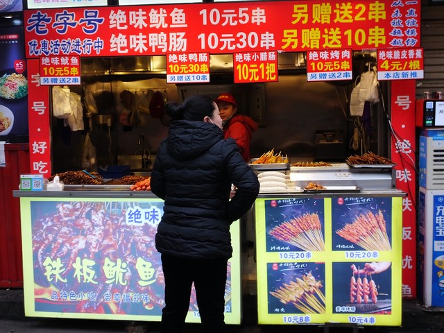 工厂卖小吃一年赚多少钱,如何摆摊做小吃生意一年赚20万