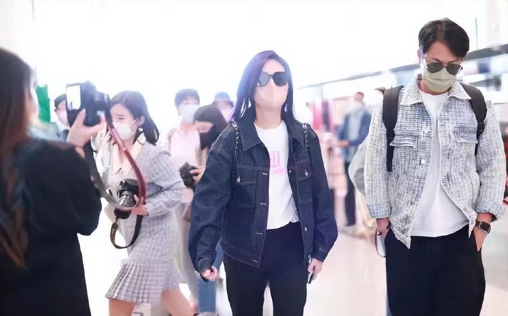 杨千嬅一家三口同框,杨千嬅与老公亮相活动两人很般配