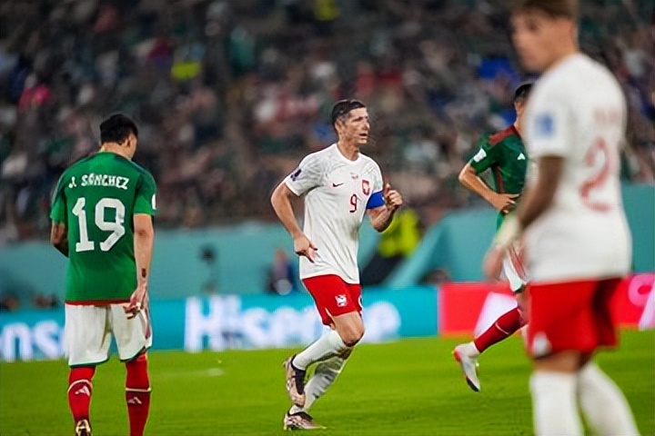 莱万能拿金球奖吗,莱万的标志性点球有争议吗