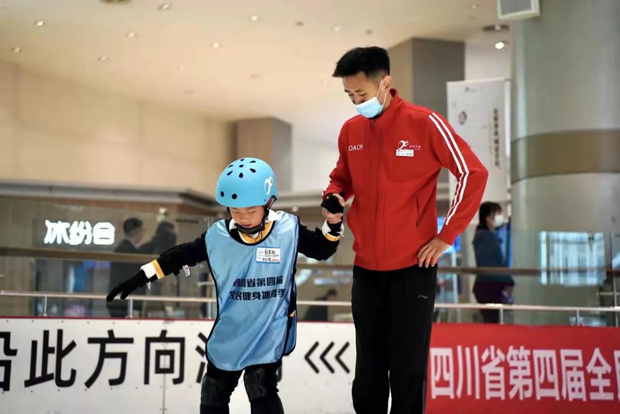 冰雪运动亲子操,冰雪运动孩子与家长合影