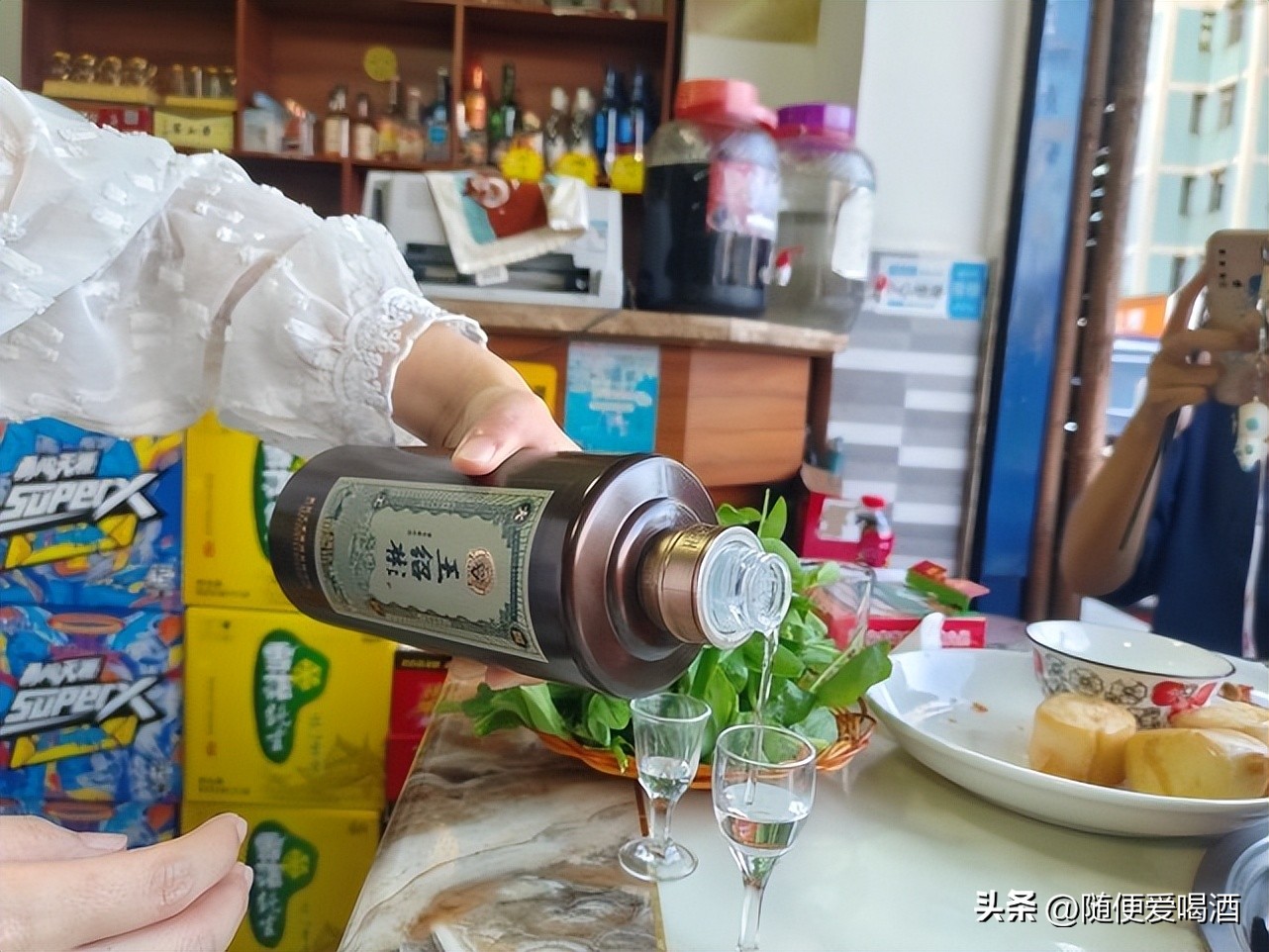 内行人不说的秘密,超市里老百姓能买得起的纯粮食酒