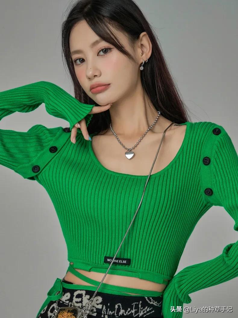 克莱因蓝和什么色搭配高级,35岁穿克莱因蓝好看吗