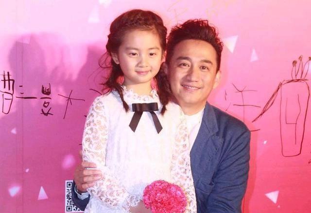 女儿洗澡被爸爸撞见，爸爸觉得无所谓，我们是怎么看待此问题呢？