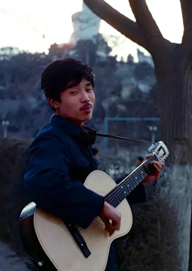 高清老照片：旗人格格大腿岔开豪放洗衣，地主三妻四妾不输女明星