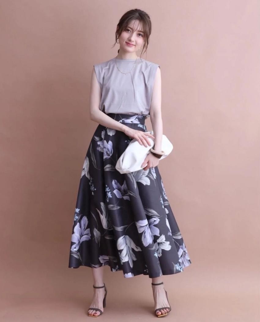 皮肤偏黑偏黄的女生穿什么颜色,皮肤黑的女人适合颜色