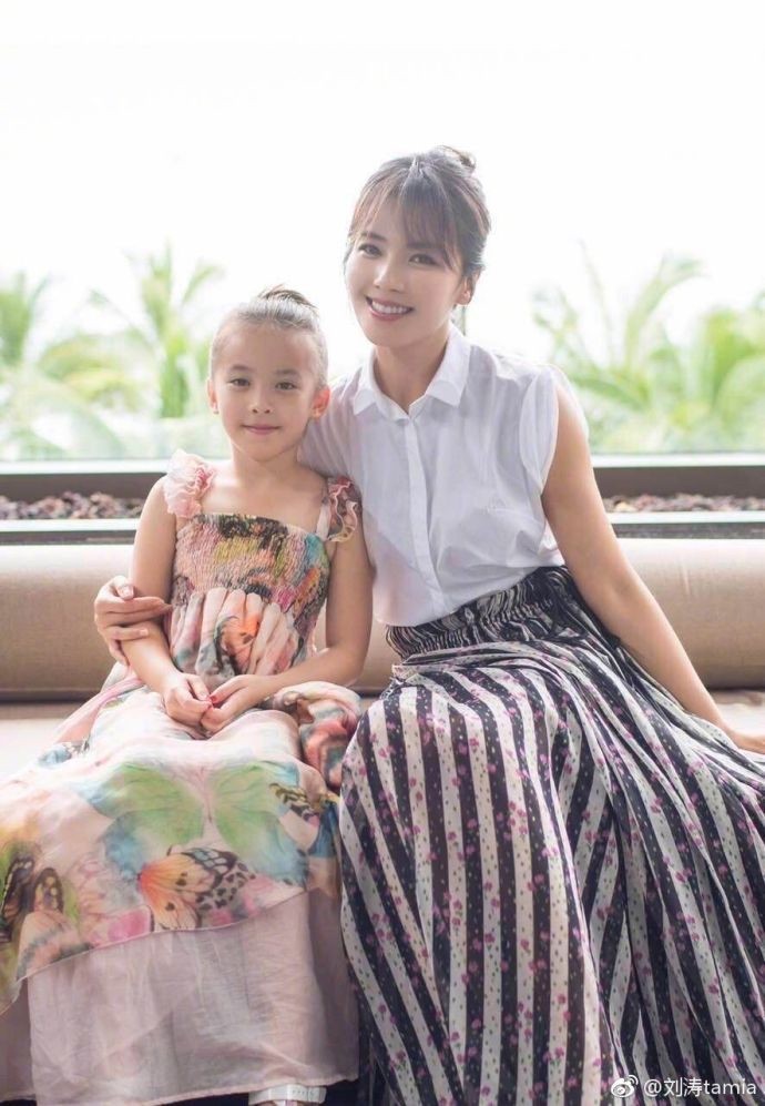 刘烨刘涛全家福,妈妈生日刘涛罕见晒母女合影