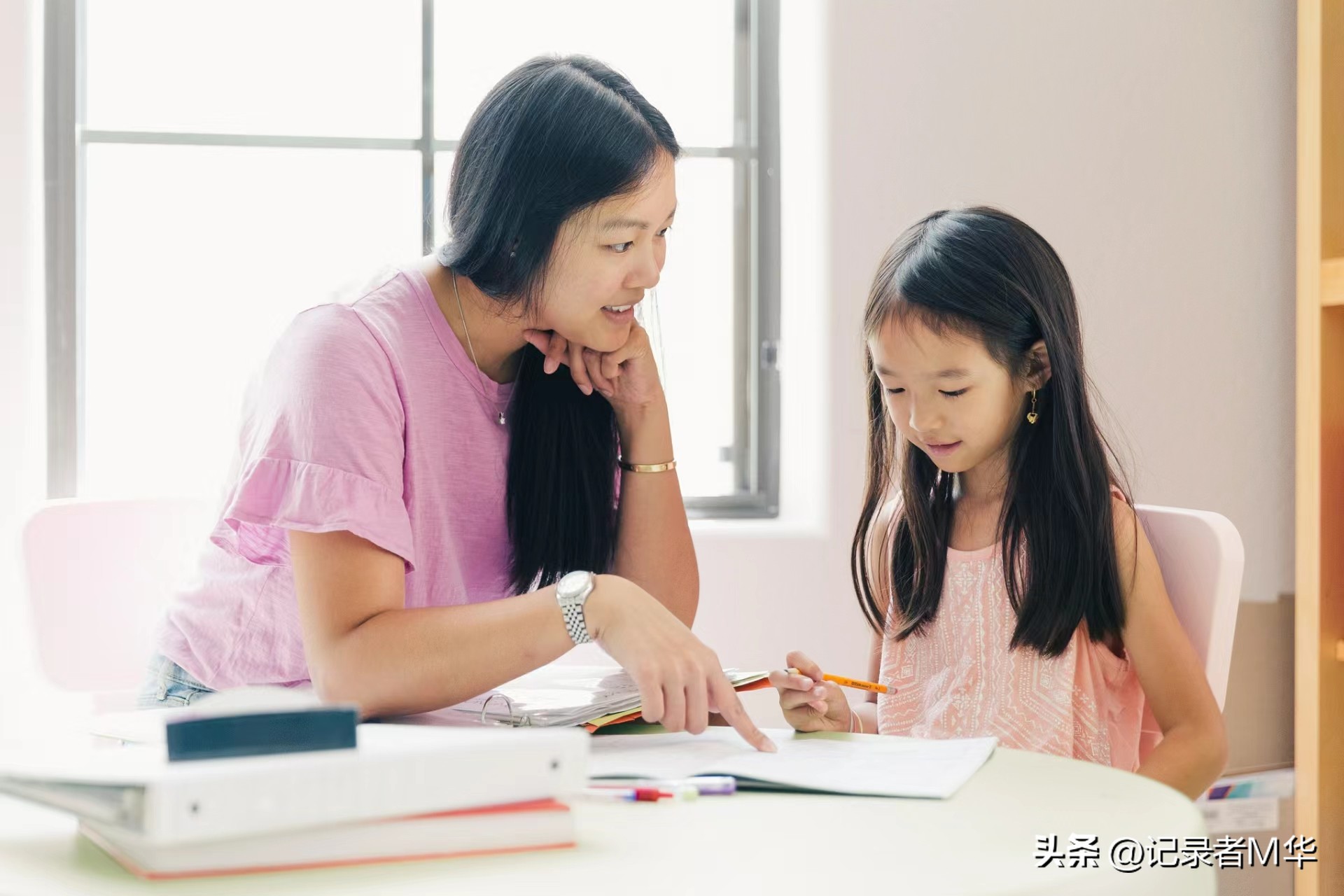女生表情骄横口气狂妄地说“你知道我爸是谁吗？”一度热点第一