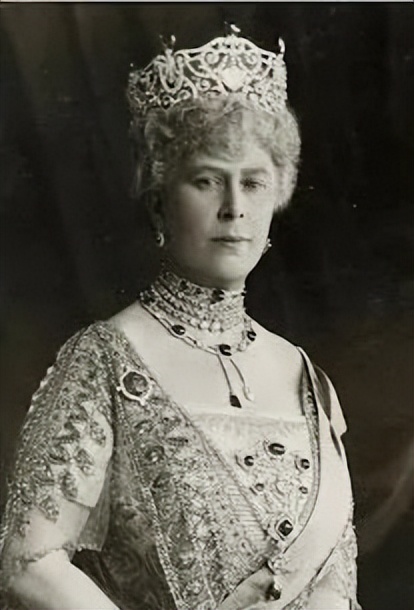 羡慕英王室“传家宝”数不胜数？学会这几招，你的珠宝盒也能常戴常新