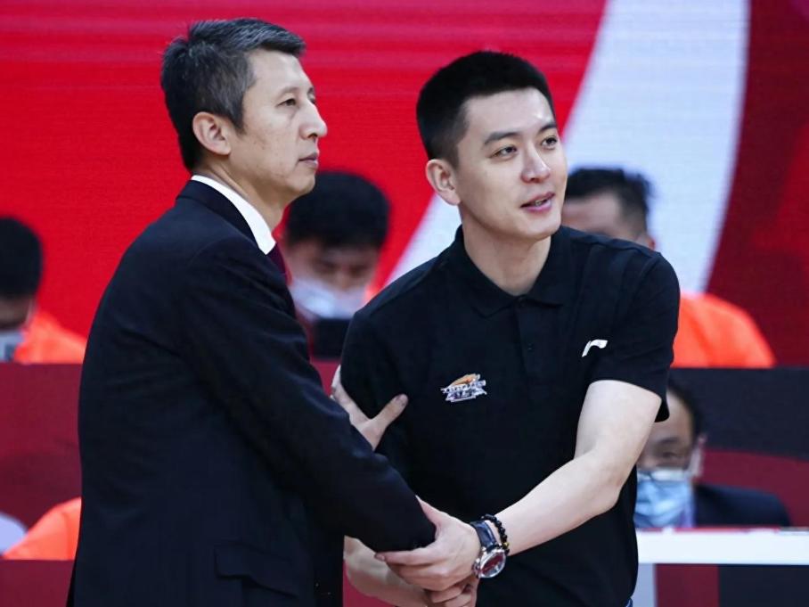 辽宁队主帅杨鸣被罚出场,乌戈洛佩斯和杨鸣都是教练吗