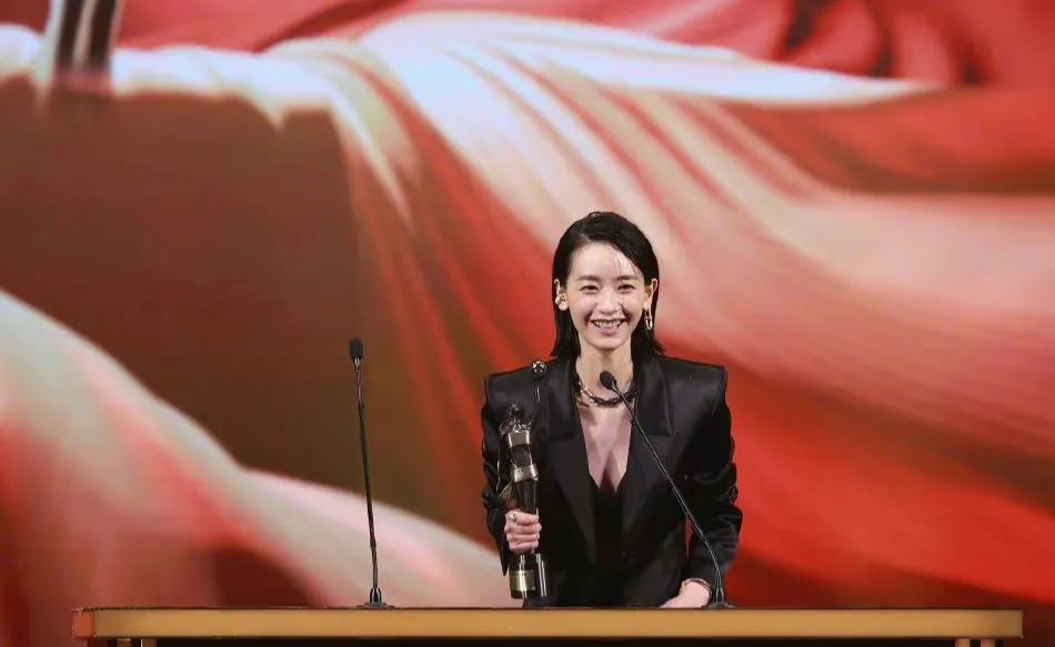 金像影后刘雅瑟获奖现场,金像红毯