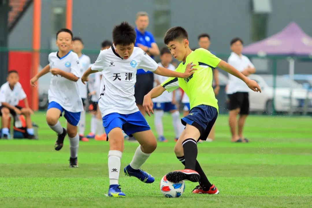 “十城带百县”助力乡村振兴｜“石榴籽一家亲”*疆新**和田足球小巴郎天津夏令营足球友谊赛在津举行