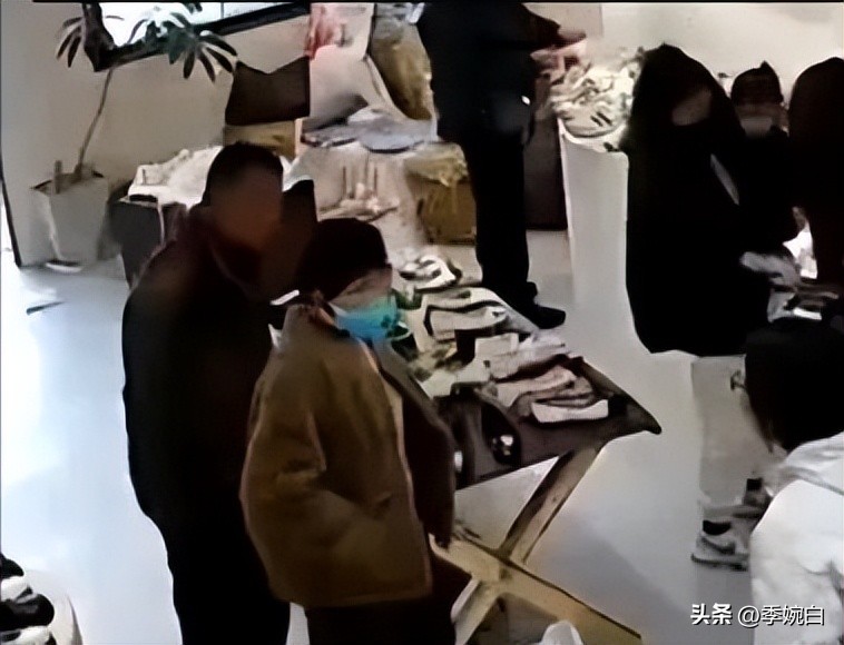 “28岁女儿下跪”事件:那双没买的200元鞋子,到底打了谁的脸?