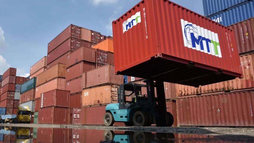 霸屏!青岛港上一抹流动的“宝骊蓝”