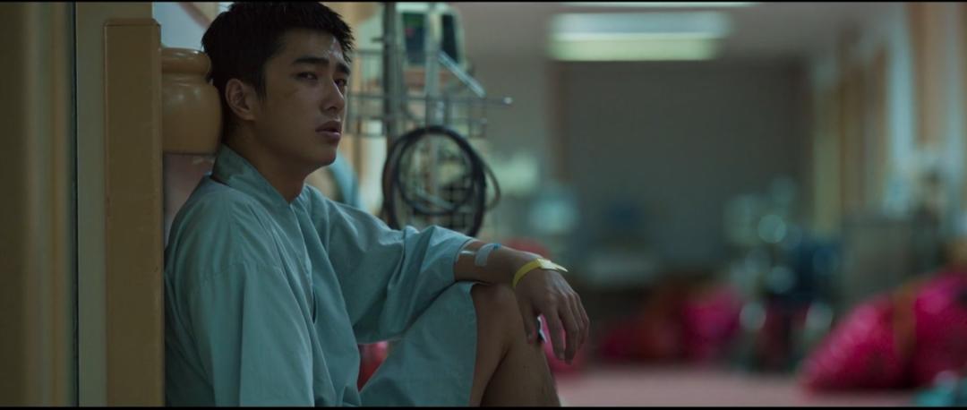 白衣天使无所畏惧负重前行,白衣天使不顾自己的安危