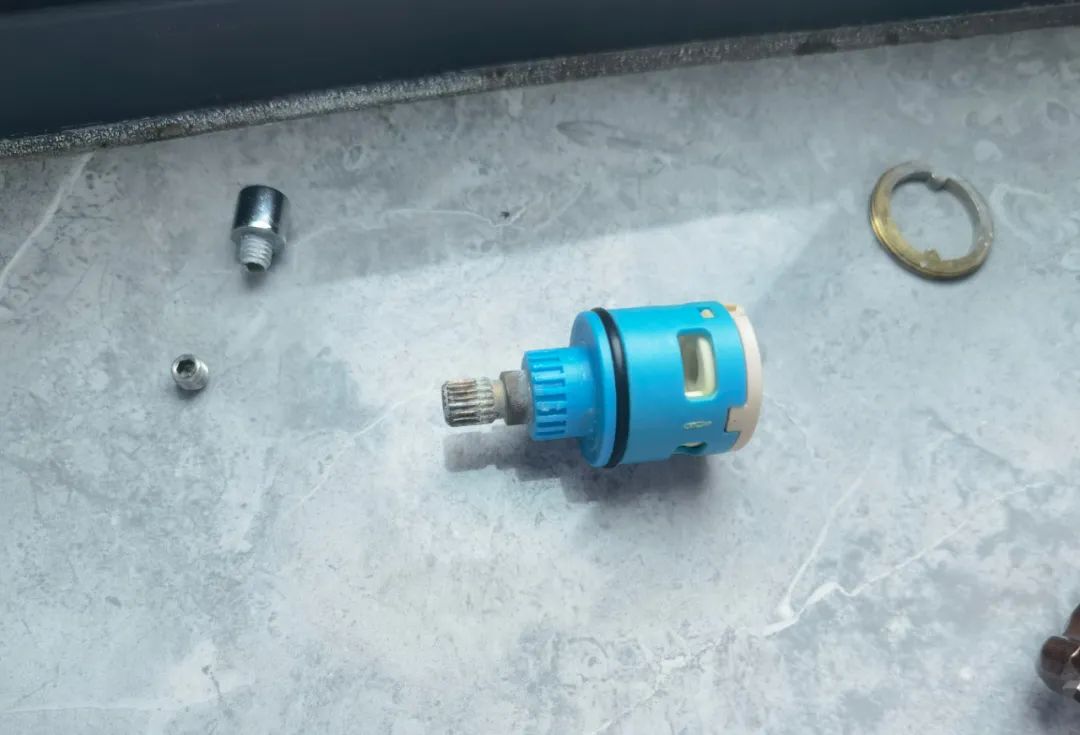 花洒分水阀更换新的还漏水,花洒漏水维修分水器